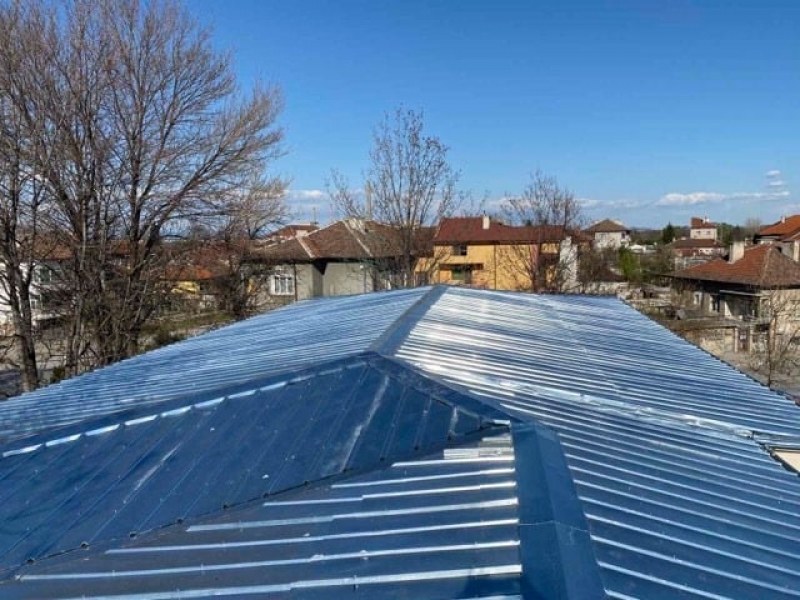 Готов е покривът на сграда за първокласници в Стамболийски, ремонтът продължава и вътре