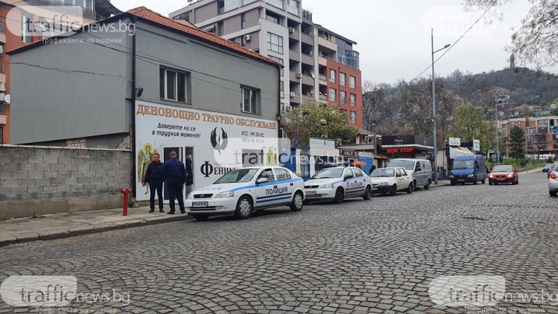 Полицаи и инспектори блокираха траурните дружества в Пловдив, влязоха и в крематориума