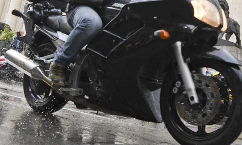 Моторист в нарушение успя да избяга от полицаи в Пловдив