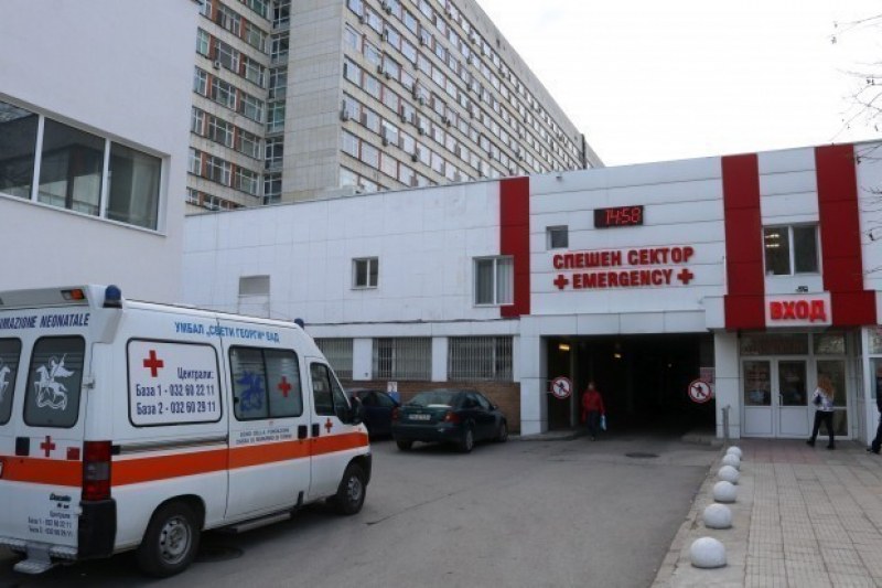Шофьор от Асеновград се заби в дърво, лекари се борят за живота му