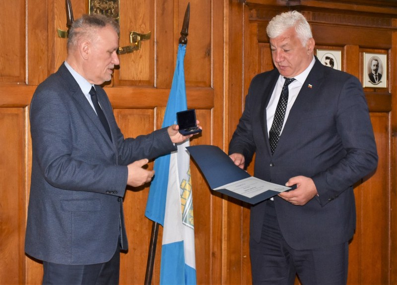 Здравко Димитров награден със златен знак