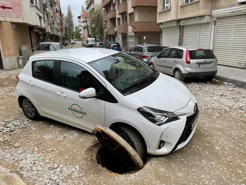 Поредната жертва на Водния проект в Пловдив! Автомобил потъна в шахта на улицата