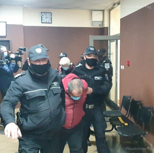 “Черната вдовица“ и съучастникът й доведени с белезници в съда в Пловдив