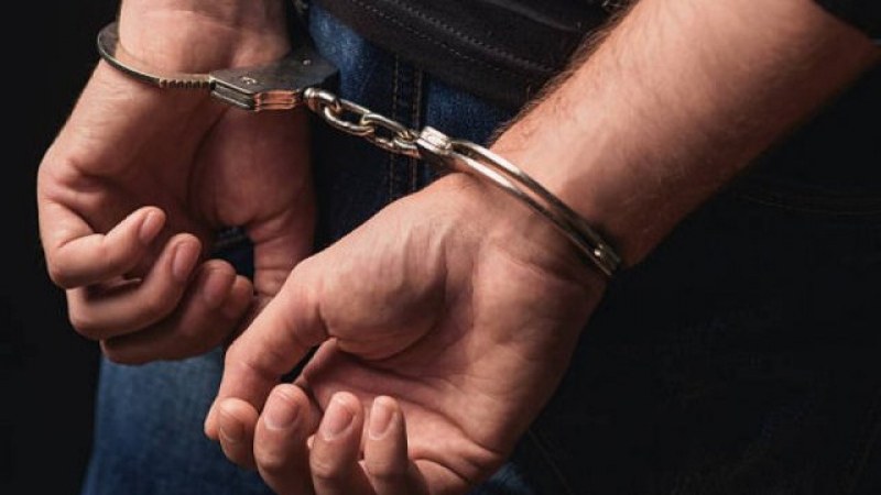 27-годишен с белезници, спипаха го с дрога, пробвал да избяга от проверката