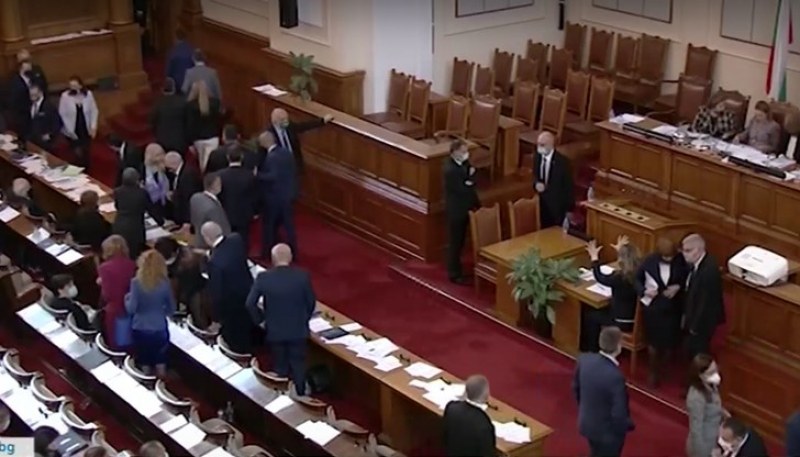 Парламентът промени изборните правила - ще гласуваме само с машини, в чужбина - по пощата