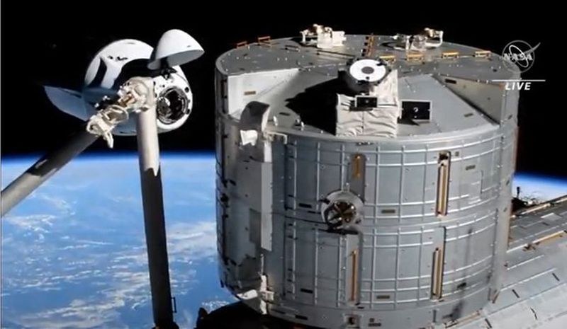 Корабът “Дракон“ на SpaceX с четирима астронавти се скачи с Международната космическа станция