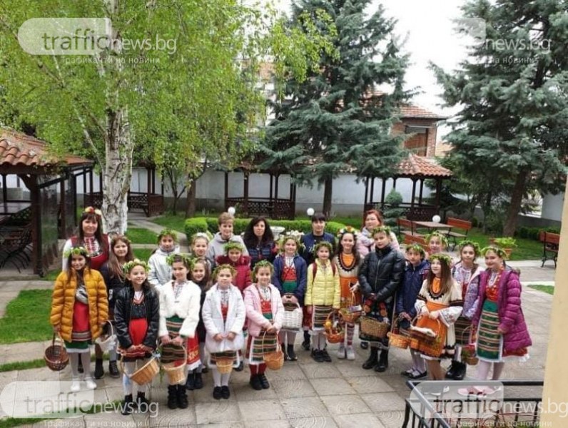 Малки лазарки от сутринта огласят с песни улиците на пловдивско село .