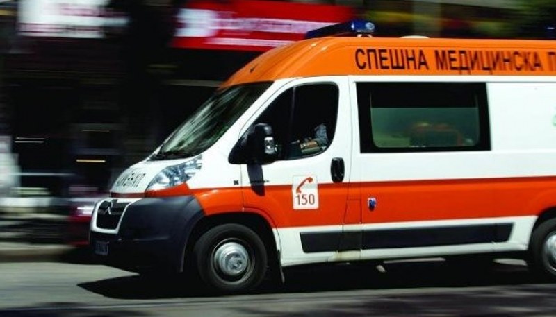 Жена е със счупен крайник и е в болница след катастрофа на пътя до Стряма