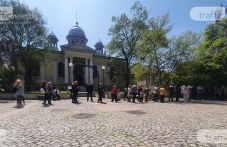 opashki-se-izvika-pred-tsarkvite-vrah-647.jpg