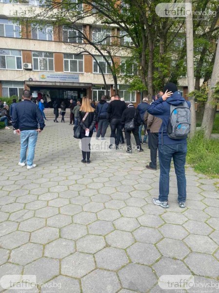 Дълги опашки за ваксинации се извиват пред РЗИ