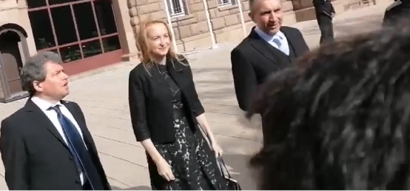 Протестиращи освиркаха депутати от “Има такъв народ“ заради връщането на мандата