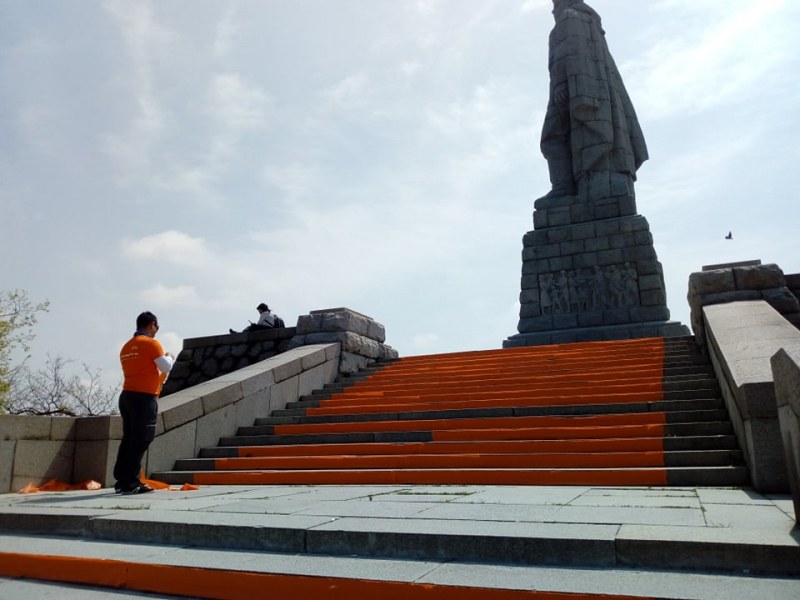 Стълбите на паметника на Альоша станаха оранжеви за Деня без асансьори