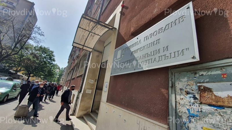 Цял ден опашка пред Данъчното в Пловдив, изтича срокът за отстъпката