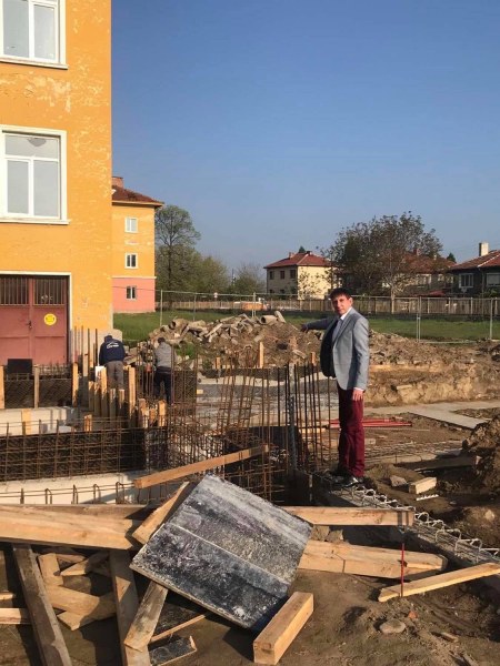Напредва строежът на новия училищен физкултурен салон в Стамболийски