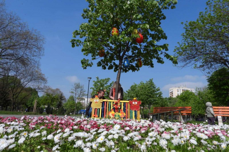 Пловдивски парк украсен празнично за Великден