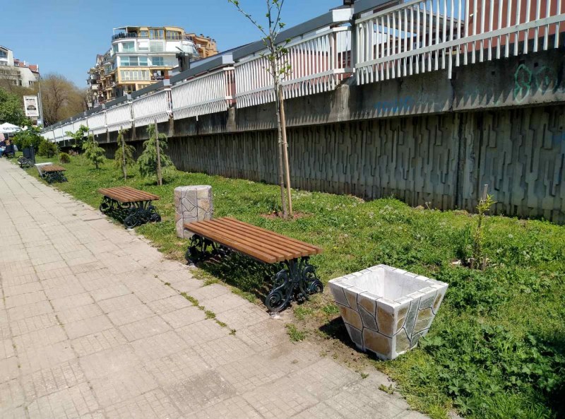 Нови пейки и каменни кашпи от дарители за парк „Моливчета” в „Северен”