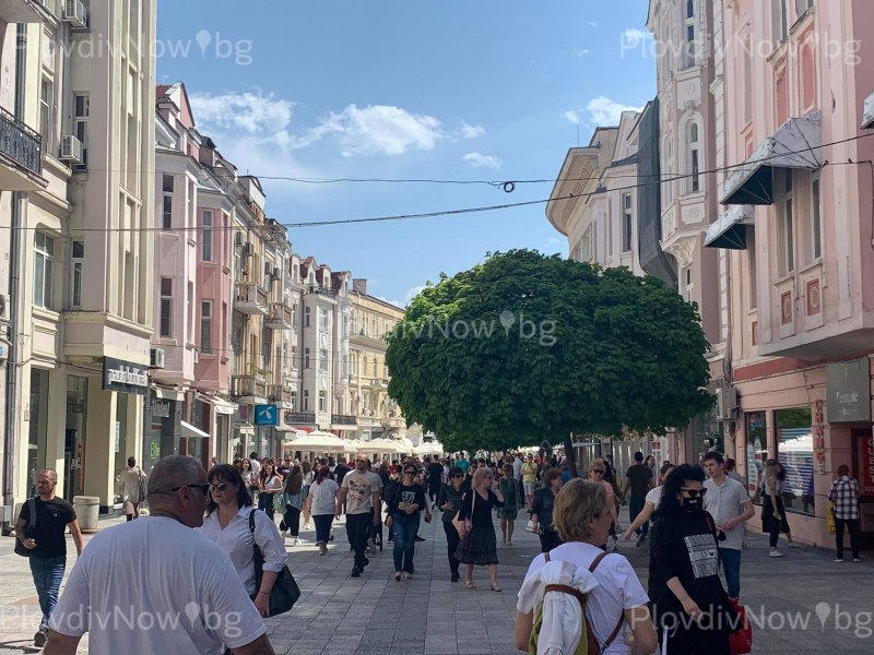 Топлото време и почивният ден изкараха пловдивчани навън, Главната е пълна