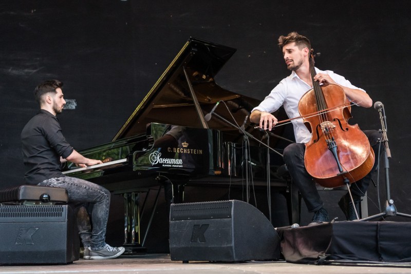 Суперзвездата Лука Шулич от 2CELLOS свири с пловдивския талант Евгени Генчев на Античния театър