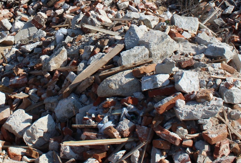 50 тона незаконни отпадъци събрани край Рогошко шосе