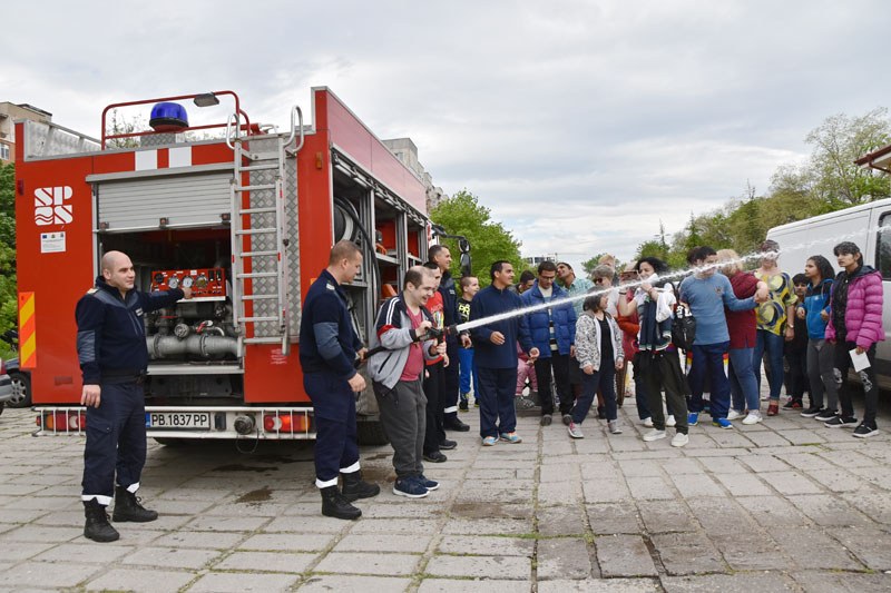 Пожарникари от Пловдив зарадваха деца в неравностойно положение
