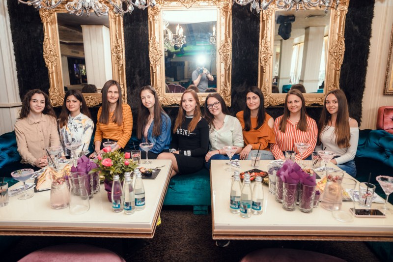 Претендентките за „Царица на Розата“ в Карлово с нова фотосесия, този път в бар