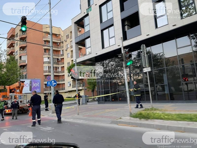 Част от фасада надвисна опасно на бул. „Източен”, пожарникари обезопасиха района