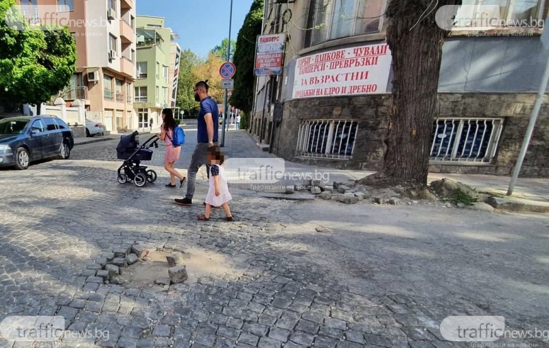 Паважът на възлова улица в Пловдив цъфна, павета хвърчат покрай пешеходците