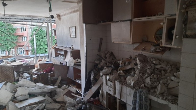 Разследват причините за мощния взрив в апартамент в Асеновград