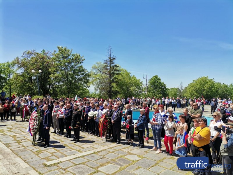 Стотици пловдивчани се изкачиха до върна на Бунарджика за Деня на победата