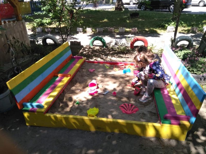Млад баща от Стамболийски подари красиво място за игра на децата в квартала