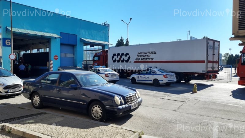 Нелегални бежанци спипани на митницата в Пловдив Нелегални бежанци спипани на митницата в Пловдив