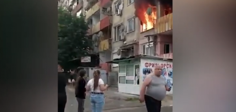 Апартамент се запали в Столипиново, от прозорците бълват пламъци