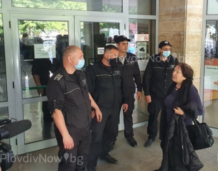 Близки на жертвите в катастрофата край Марково протестират, една от майките плаче