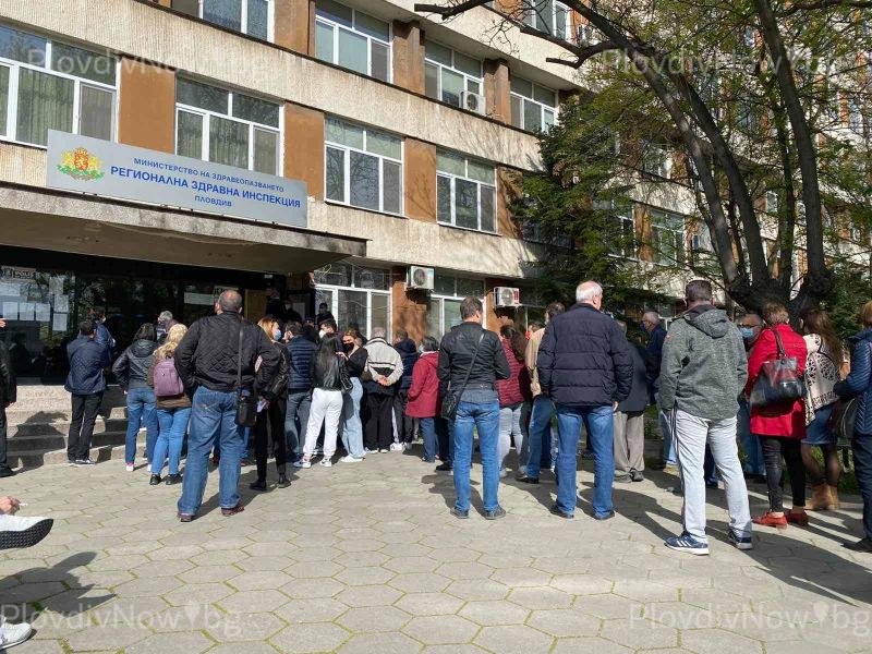 Ваксинират приоритетно възрастните