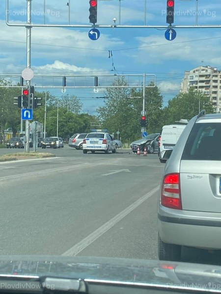 Две коли катастрофираха на кръстовище в Пловдив