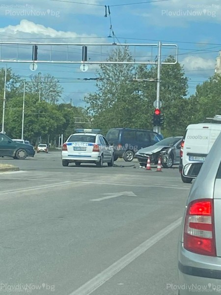 Велосипедист пострада в Пловдив, шофьорка мина на червено и удари друга кола