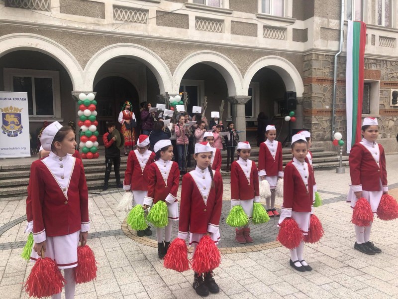 С празнично шествие и литературно- музикална програма Куклен ще отбележи 24 май