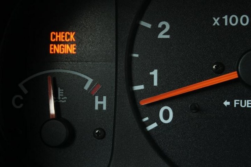 Какво означава внезапното светване на “Check Engine“ в автомобила