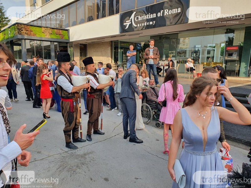 Абитуриентите в Пловдив днес ФОТОГАЛЕРИЯ