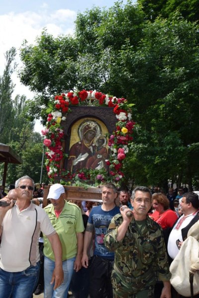 Стотици вярващи в Асеновград последваха иконата на Богородица, осветиха новия параклис