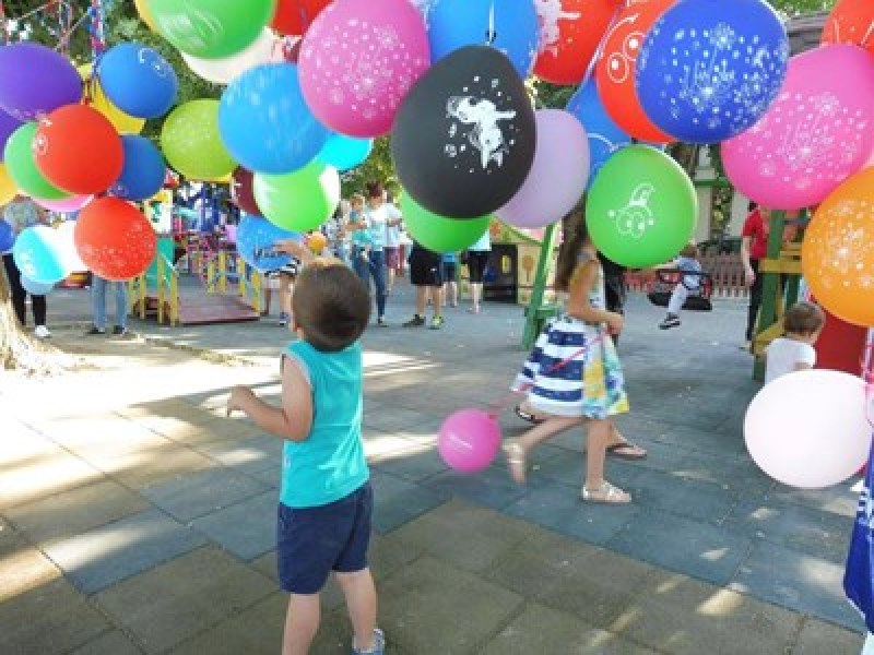 Ютубър и влогърка забавляват децата в Стамболийски, градът ще стане фестивален