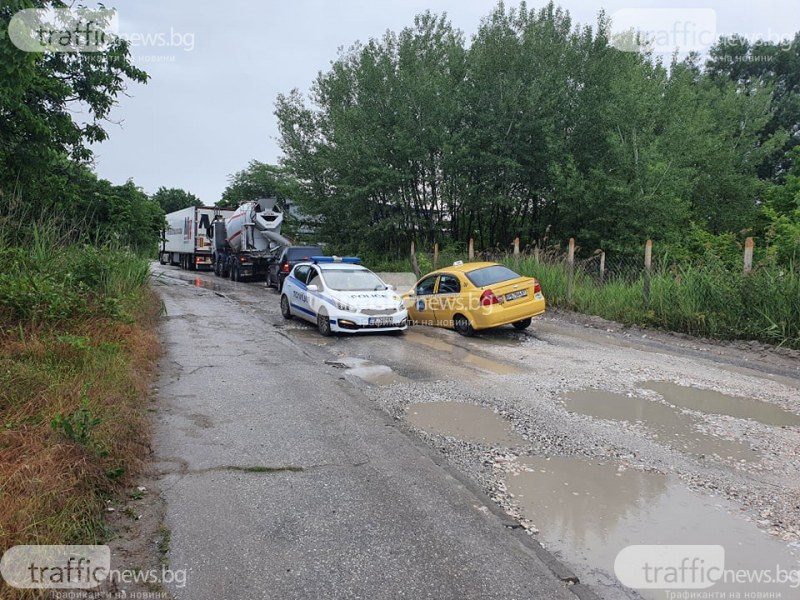 Кола пропадна в шахта в Пловдив, улицата е в трагично състояние от години