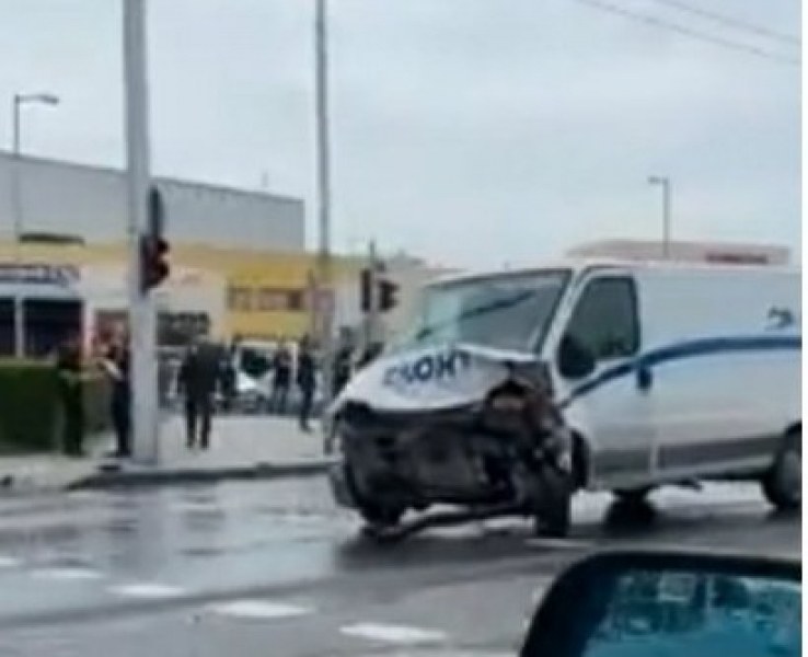 Пак катастрофа в Пловдив! Бус и три коли се удариха