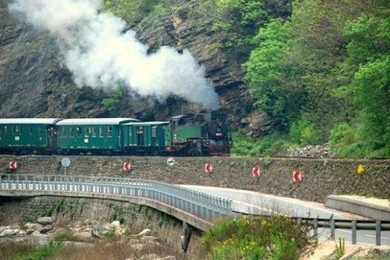 Теснолинейката на 100 години! Пускат парен локомотив за юбилейно пътуване