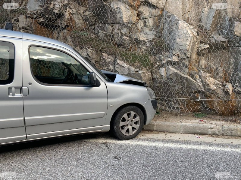 Катастрофира край Асеновград, млад шофьор се заби в скала
