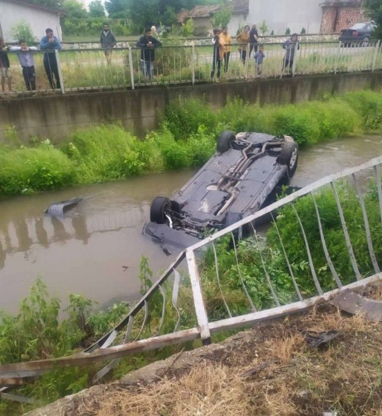 Сериозно почерпен шофьор преобърна колата в река край Раковски
