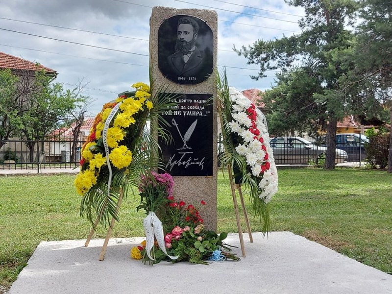 Паметник на Ботев откриха в Цалапица, дарител финансира проекта