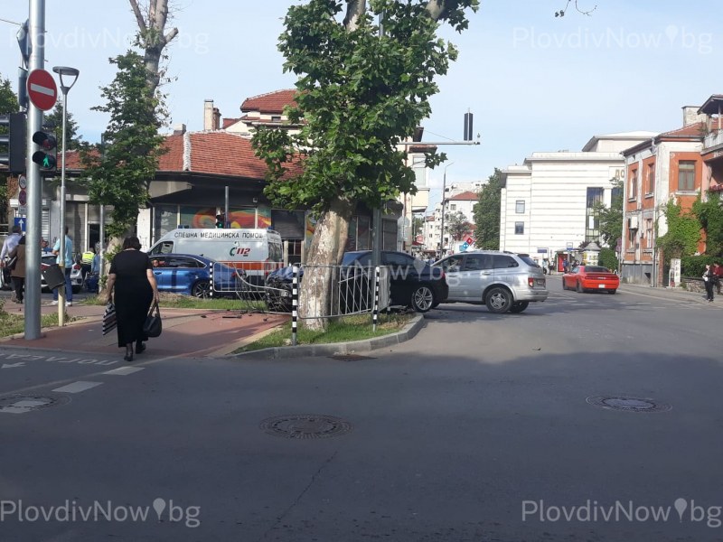 Катастрофа в центъра на Пловдив, БМВ и полицейска кола се удариха