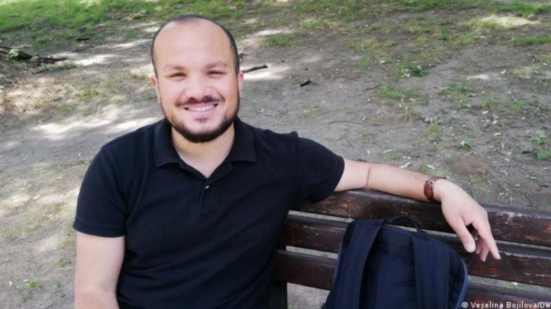 Кой всъщност е Нури, който обеща 10 хиляди на Митко - уличният продавач на чорапи
