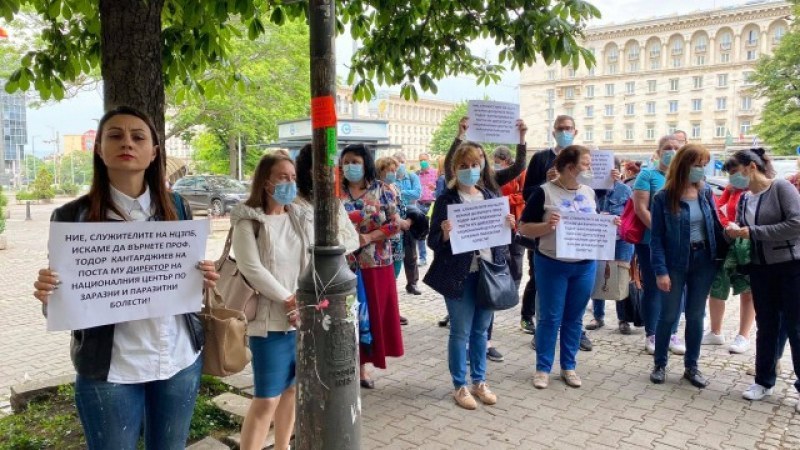 Продължават протестите срещу пенсионирането на проф. Кантарджиев